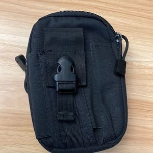 Adjustable wallet black and it can be worn with a belt